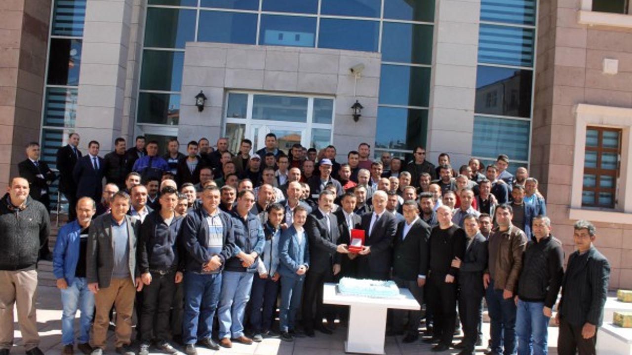Akdağmadeni belediye personeli kadroya geçişi halay çekerek kutladı