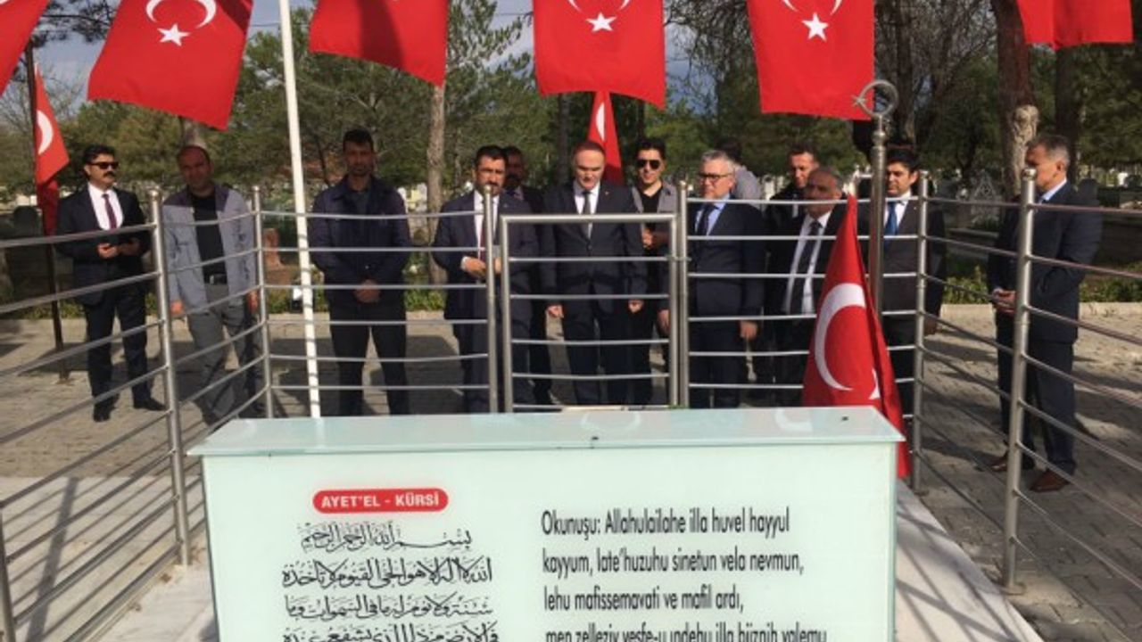 Bakan Özlü, Ömer Halisdemir’in mezarını ziyaret etti 