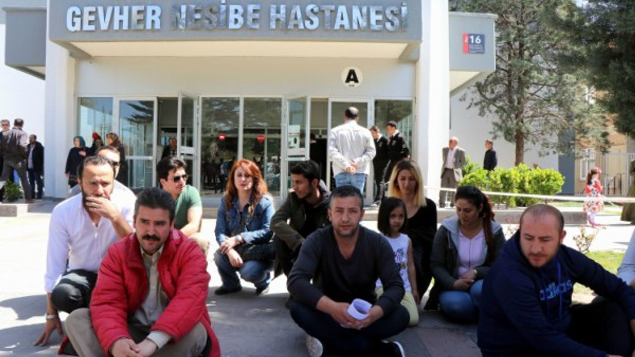Kadroya geçmeyi beklerken işten çıkarılan işçiler 'Oturma' eylemi yaptı 
