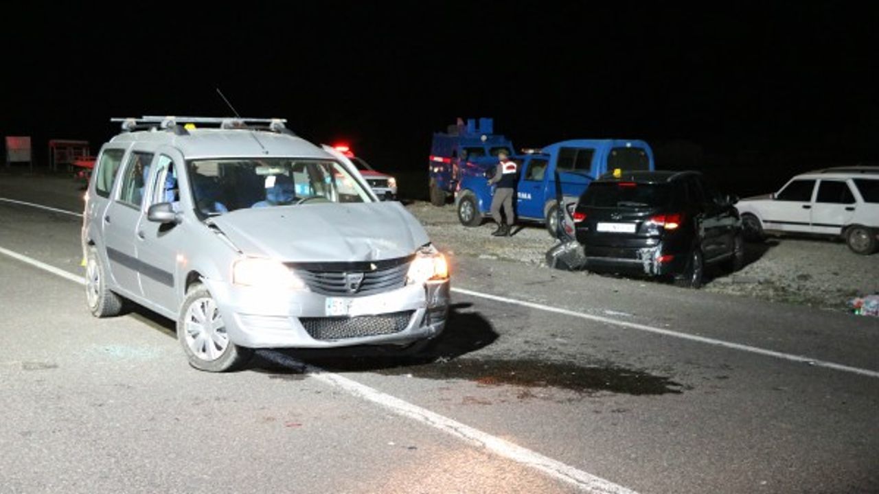 Kaza yapan araçlara başka araç çarptı: 2 ölü 2 yaralı 