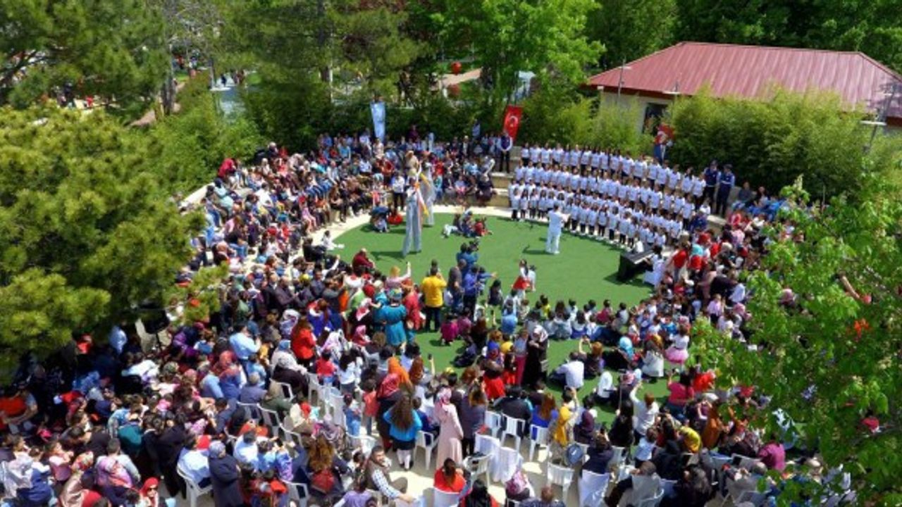 Kırşehir Belediyesi tarafından düzenlenen 4.Geleneksel Çocuk Şenliğine yoğun ilgi 