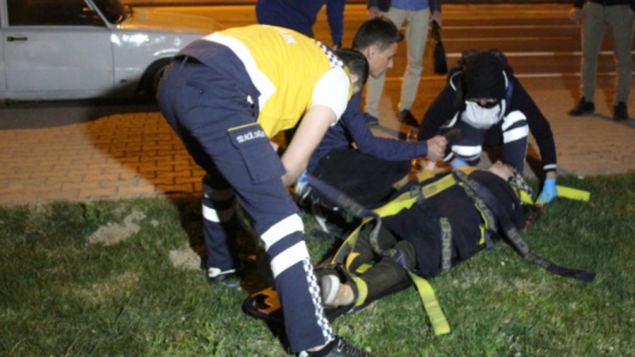  Otomobil ağaca çarpıp tramvay yoluna girdi: 2 yaralı 