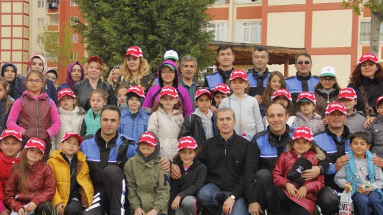 Sokaktan madalyaya uzanan çocuklar, 500 fidanı toprakla buluşturdu