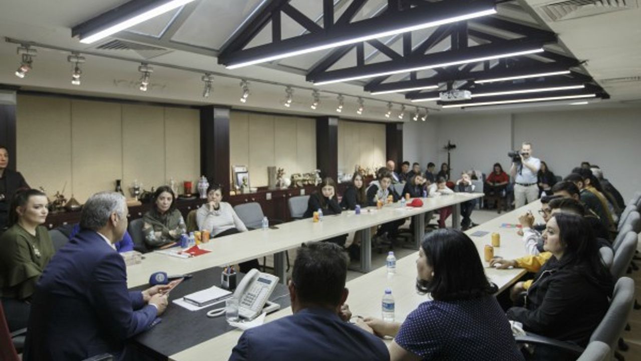 Uluslararası Tiyatro Festivali için şehrimize gelen öğrenciler Başkan Çelik’i ziyaret etti