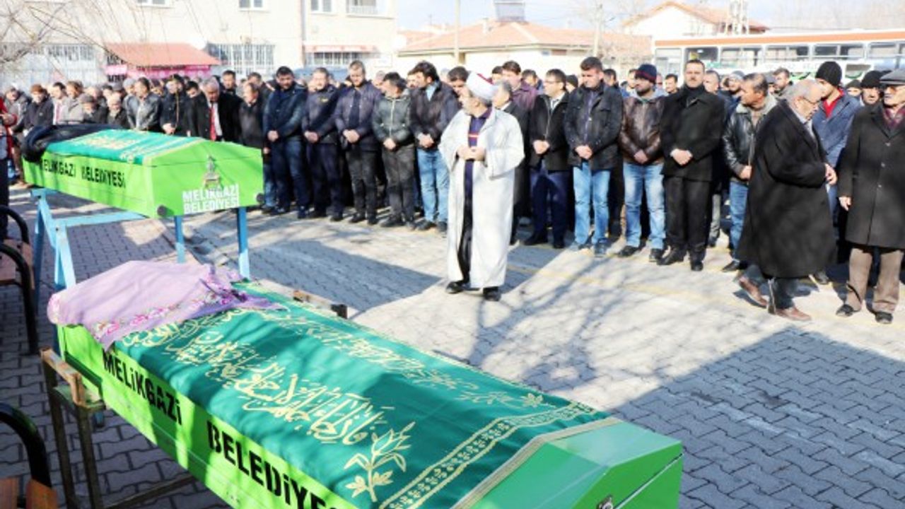 Anne ve oğlu yan yana son yolculuğuna uğurlandı 