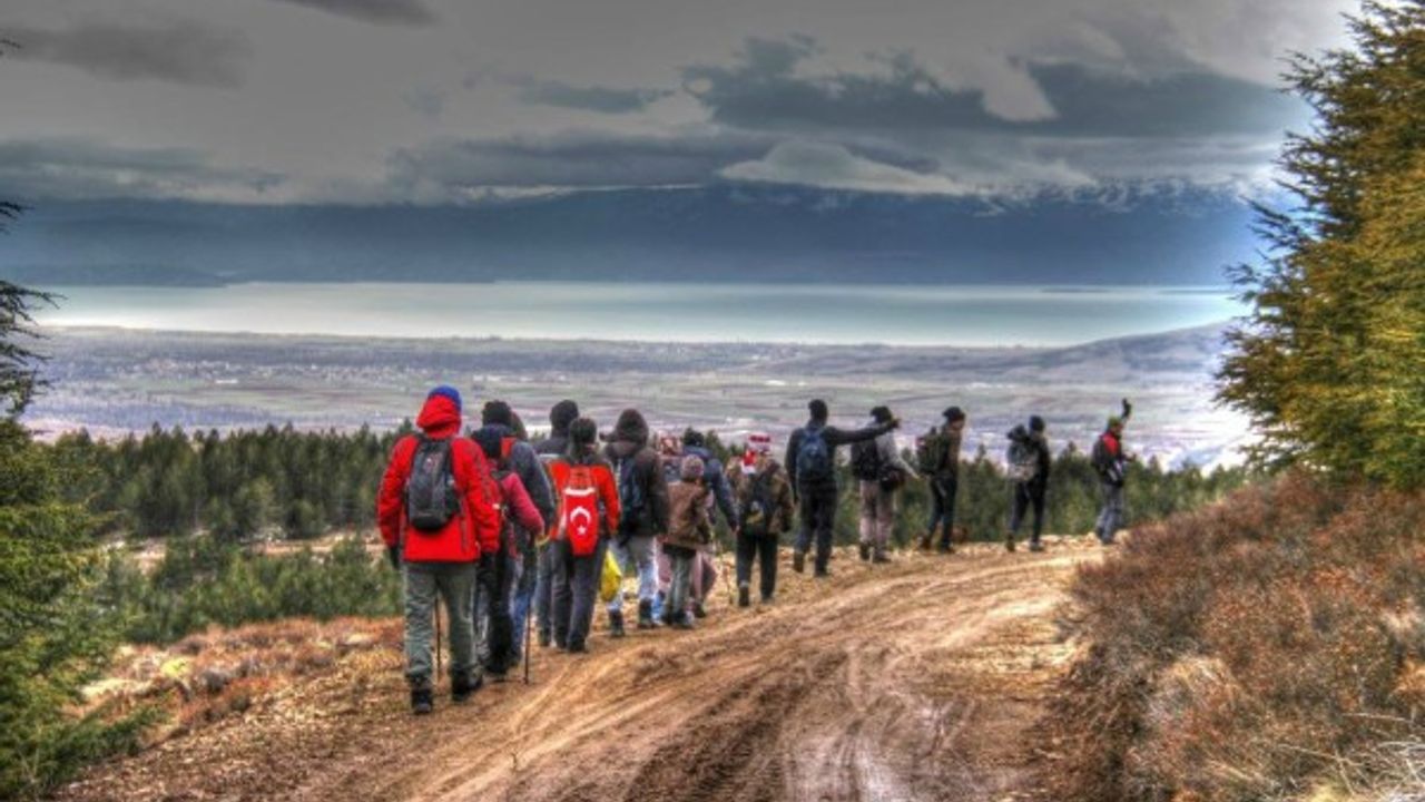 Beyşehirli doğaseverler şehitler için Kafa Dağına tırmandı