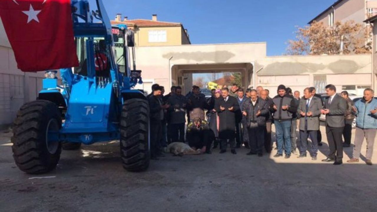 Çevre ve Şehircilik Bakanlığı tarafından Çiçekdağı ve Köseli Belediyesine hibe kepçe 