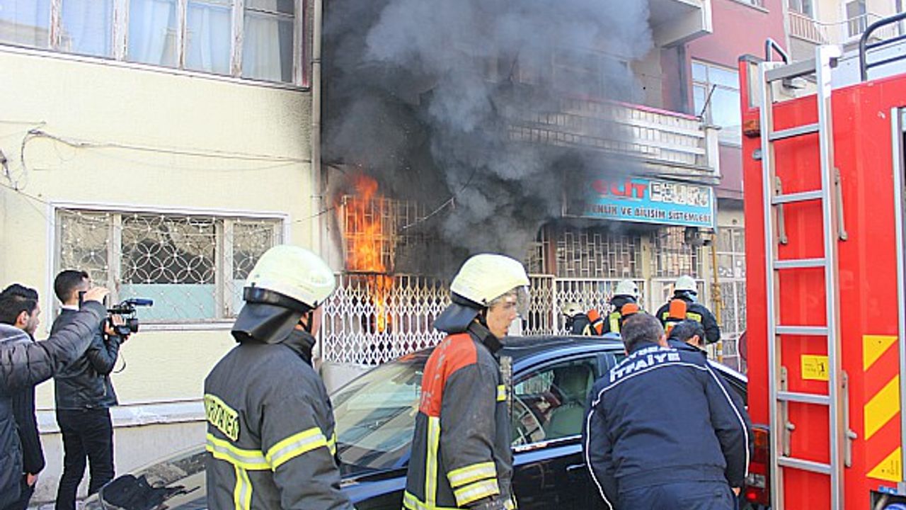 Depo olarak kullanılan dükkan, çıkan yangınla kül oldu