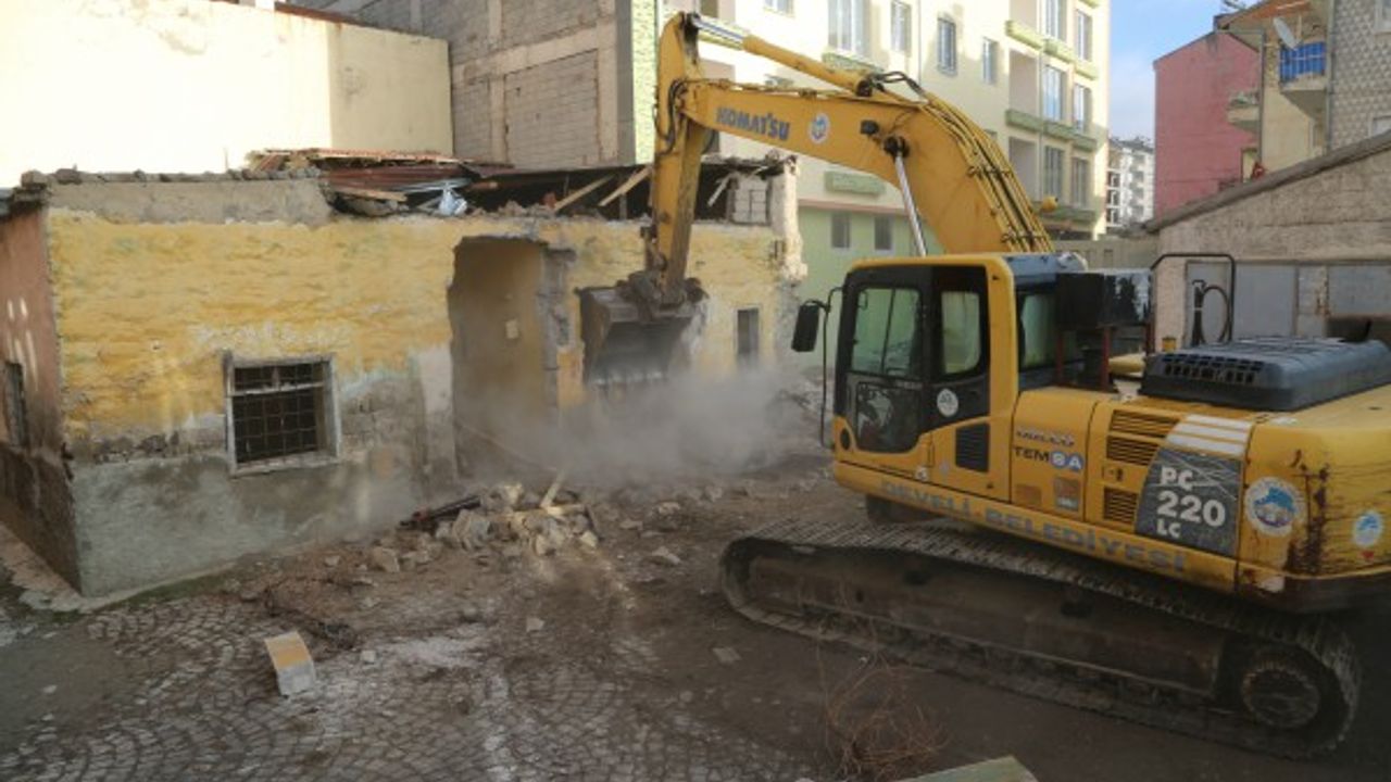 Develi'de metruk evlerin yıkımı ve temizliği devam ediyor 