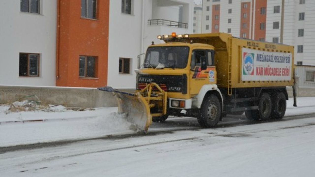Melikgazi 3 vardiya halinde, 122 araç ve 278 çalışan ile karla mücadele ediyor