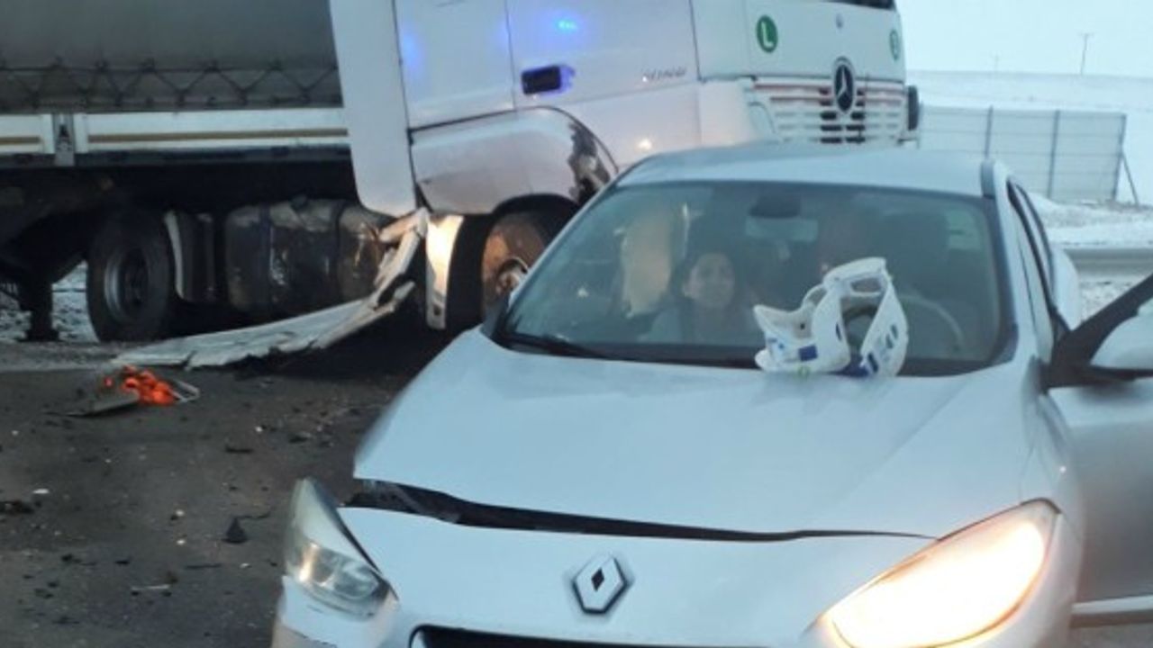 Otomobil ile tır çarpıştı: 1 ölü, 4 yaralı