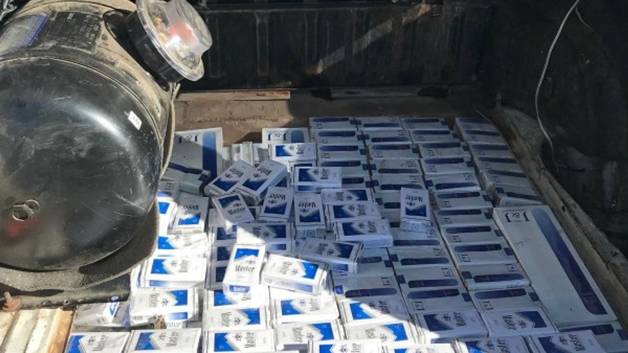 Suriyeli kaçakçı arabanın farlarına kaçak sigara gizledi 