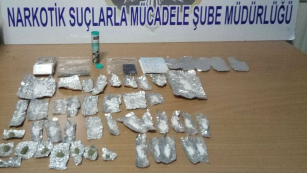 33 fişek metamfetamin, 9 fişek toz esrar yakalandı