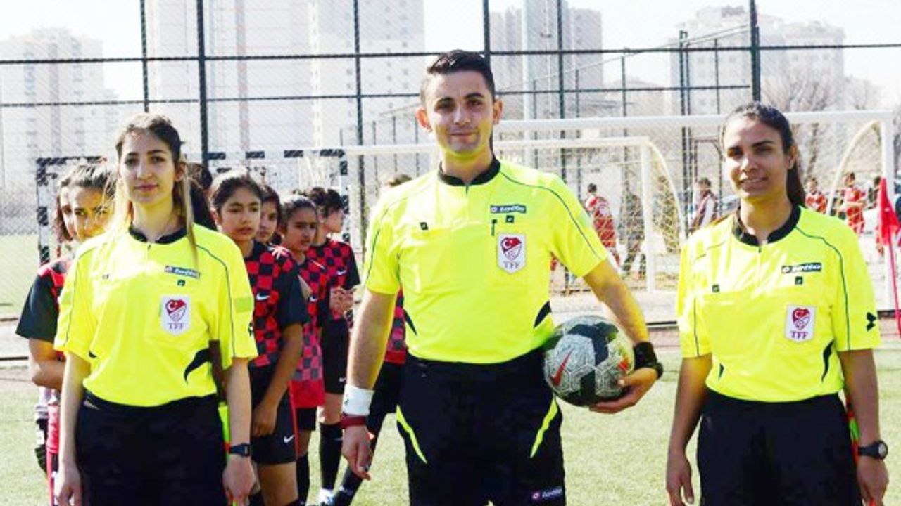 25 Yaşındaki Futbol Hakeminin 10 Parmağında 10 Marifet 