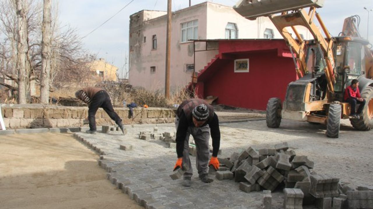 İncesu Belediye Başkanı Zekeriya Karayol Parke Çalışmalarını Yerinde İnceledi