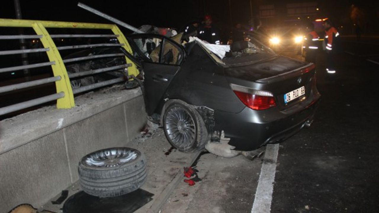Gizli buzda kayan otomobil köprü korkuluğuna çarptı: 2 ölü, 1 yaralı