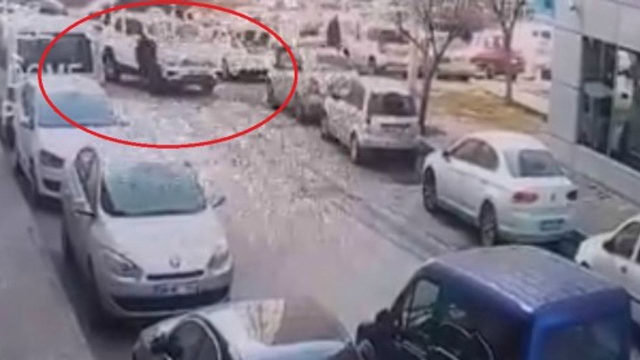 Köşeyi dönen araç yayanın ayaklarının üzerinden geçti