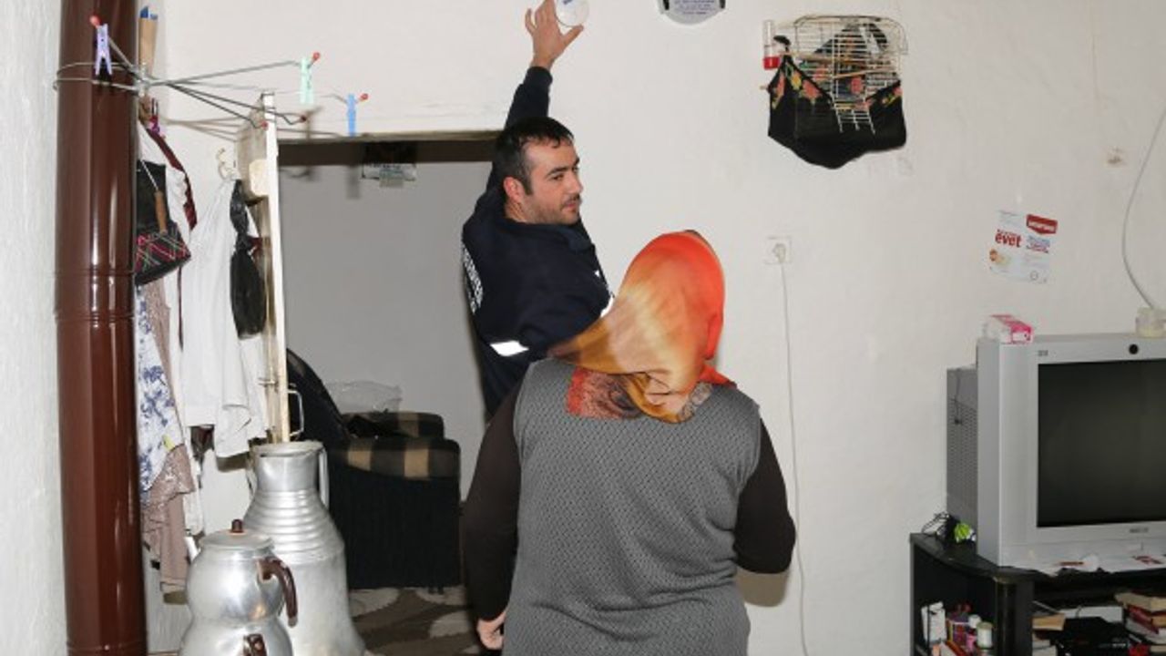 Niğde Belediyesi soba zehirlenmelerine karşı uyarıcı dedektör dağıtıyor