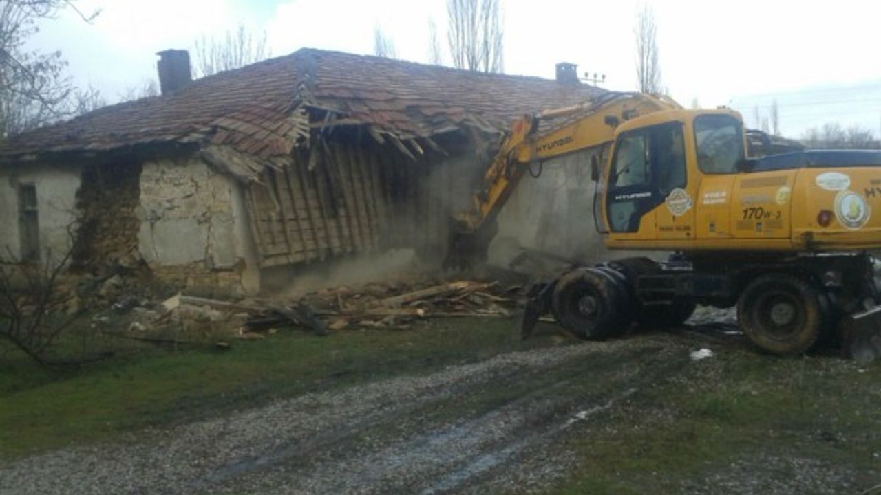 Seydişehir Belediyesi metruk binaların yıkımına devam ediyor