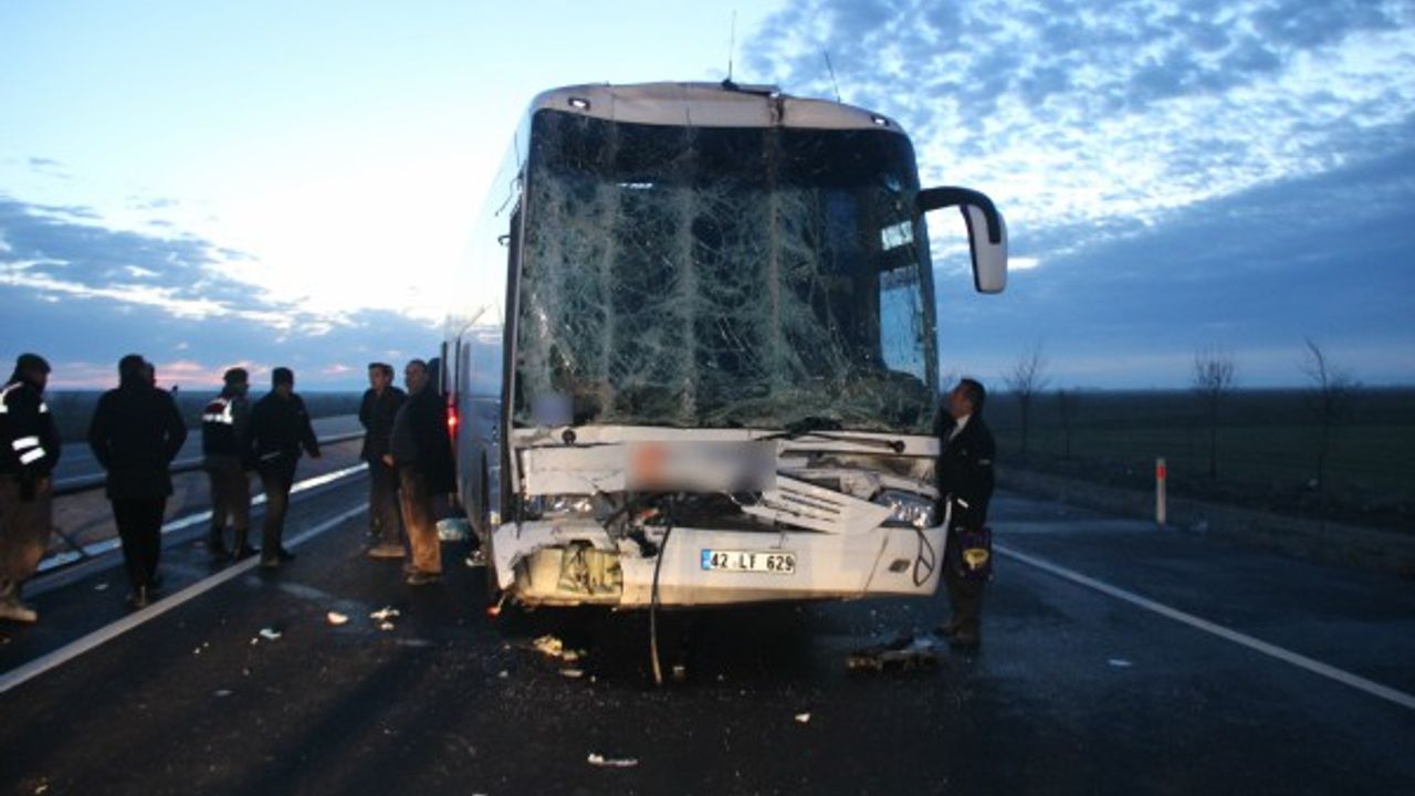 Yolcu otobüsü kamyona arkadan çarptı: 10 yaralı