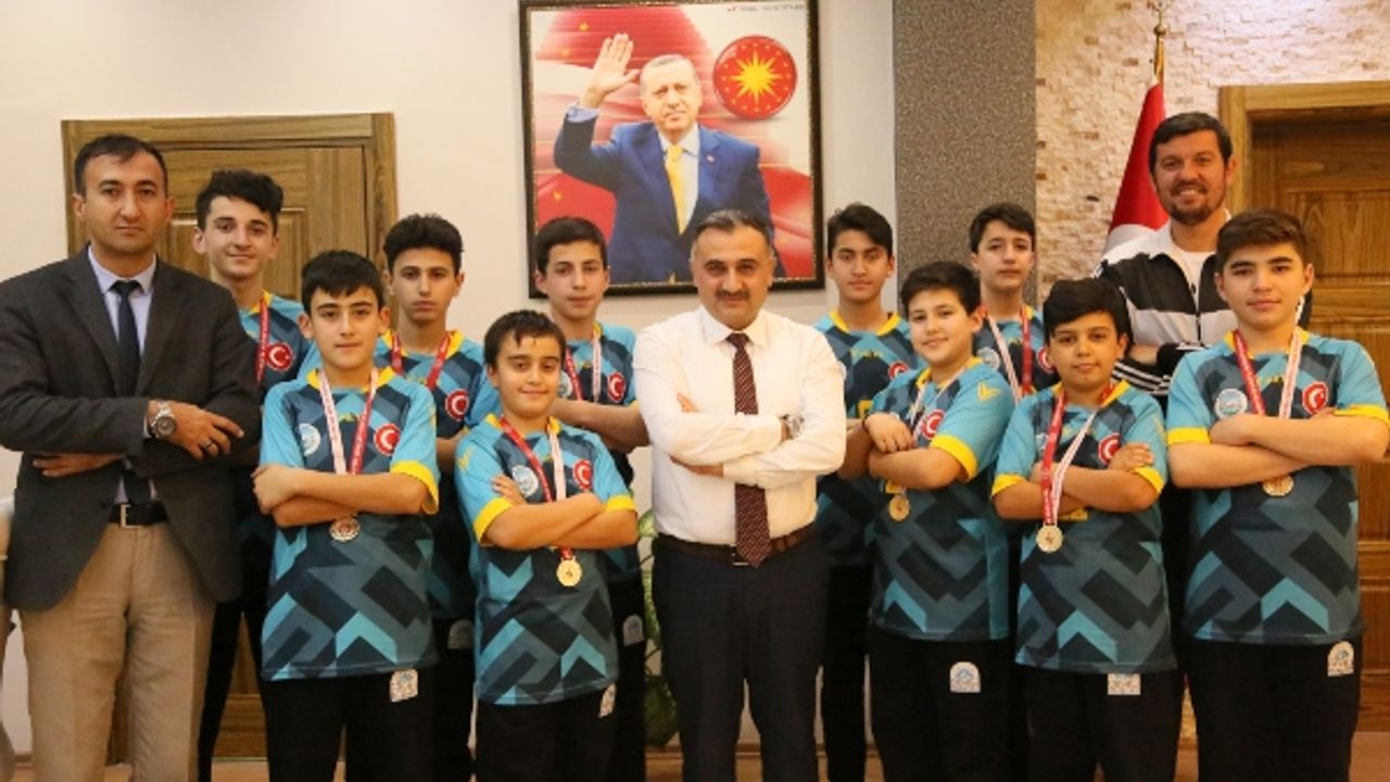 Kayseri'yi temsil eden Develi Belediyesi alt yapı oyuncularından Cabbar başkana ziyaret