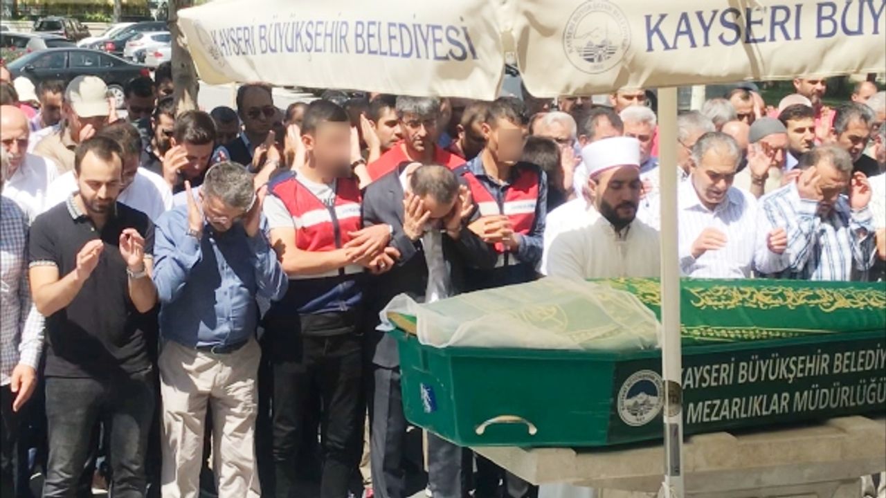 FETÖ hükümlüsü işadamı annesinin cenazesinde kelepçeli namaz kıldı