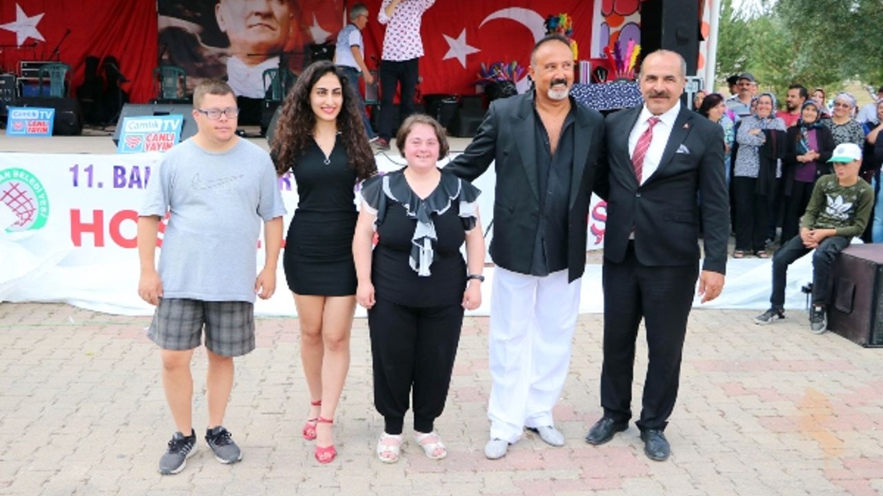 Yozgatlı down sendromlu kuzenlerin tango gösterisi beğeni topladı