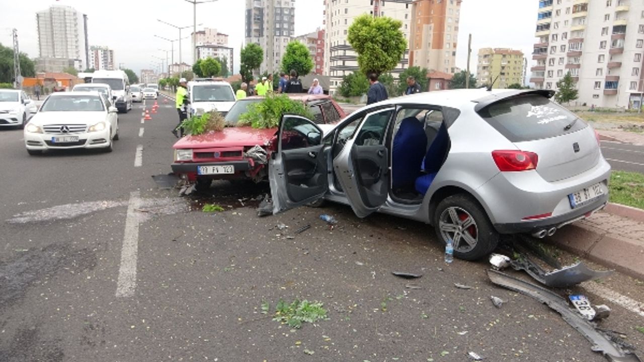 Direksiyon hakimiyeti kaybolan otomobil karşı şeride geçti 