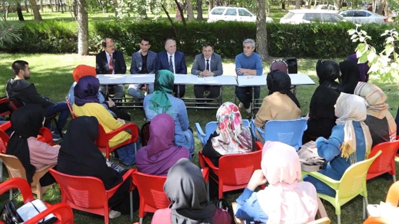 ERÜ Rektörü Çalış, öğrencilerin çay davetini kırmadı