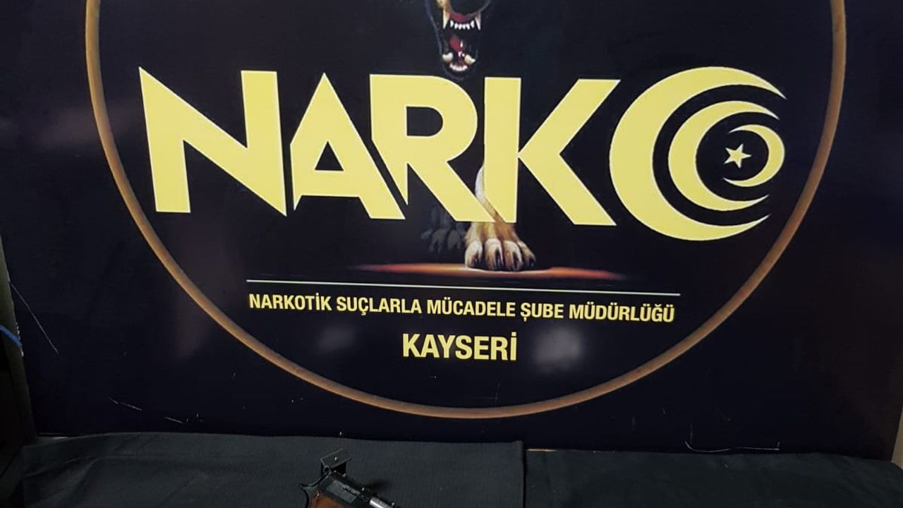 Polisten kaçan şüphelilerin üzerinden uyuşturucu çıktı