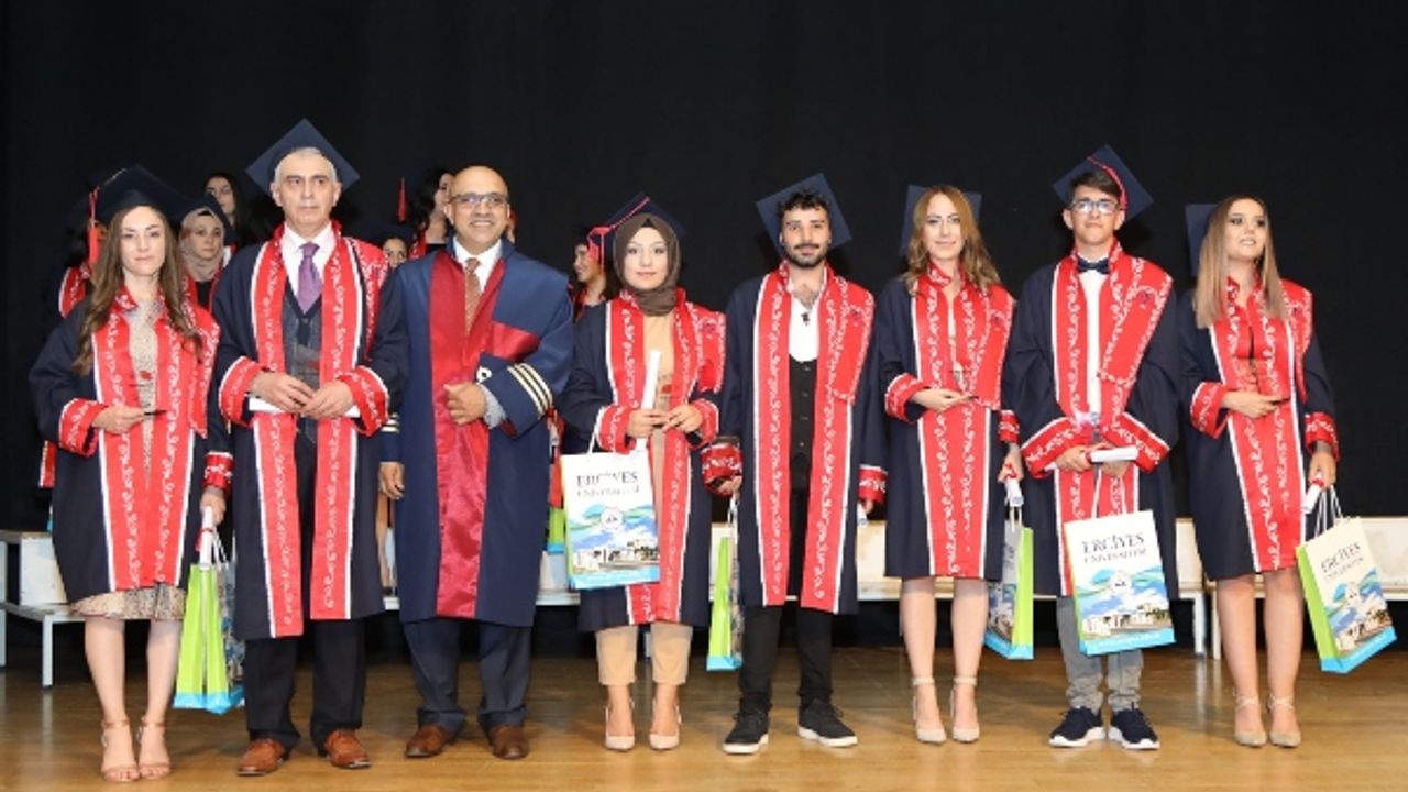 ERÜ Edebiyat Fakültesi Felsefe Bölümü 3. dönem mezunlarını verdi 