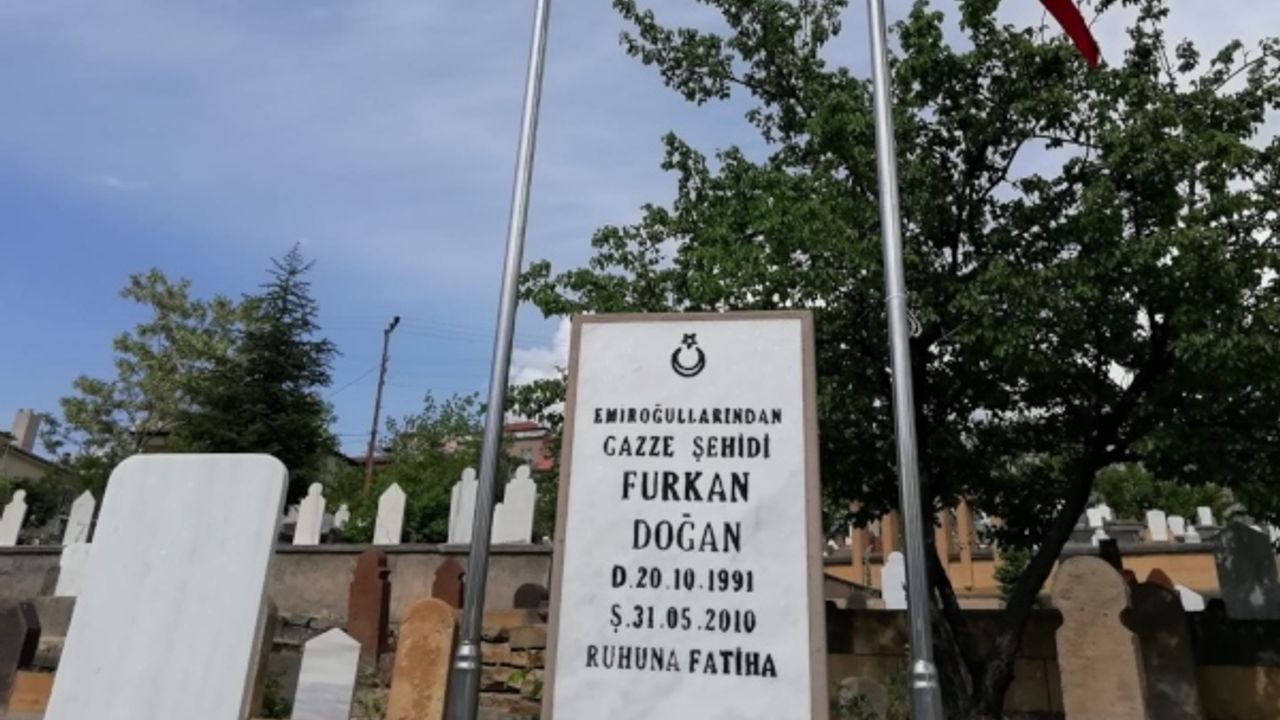 Mavi Marmara şehidi Furkan Doğan kabri başında anıldı 