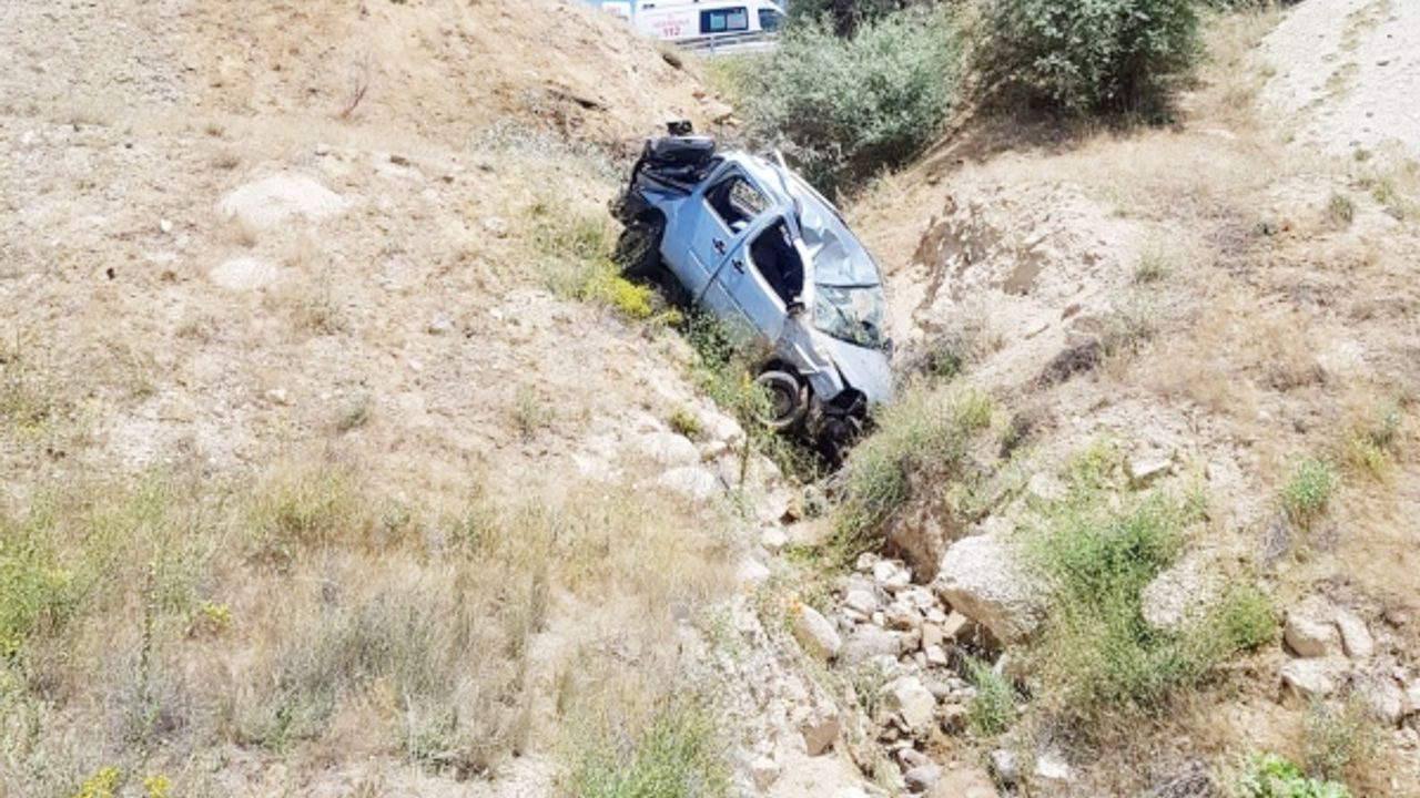 Ticari araç şarampole yuvarlandı: 1'i bebek 2 ölü, 4 yaralı 