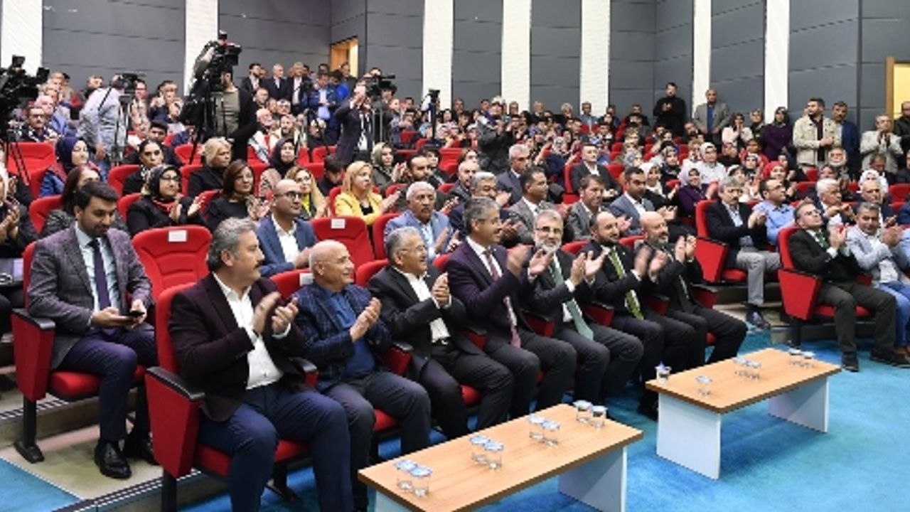 Başkan Büyükkılıç, AK Parti İl Danışma Meclisi Toplantısı’nda yapılanları görmeyenlere seslendi
