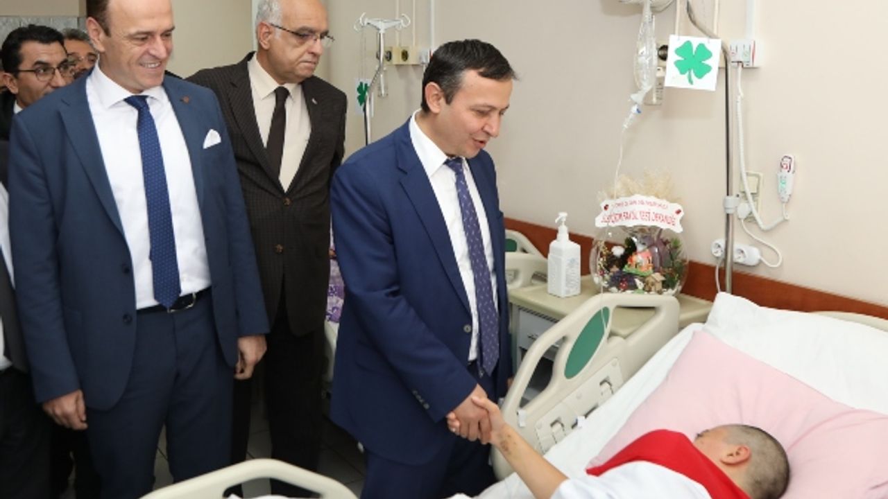 Rektör, beyin kanaması geçiren öğrencisine sahip çıktı