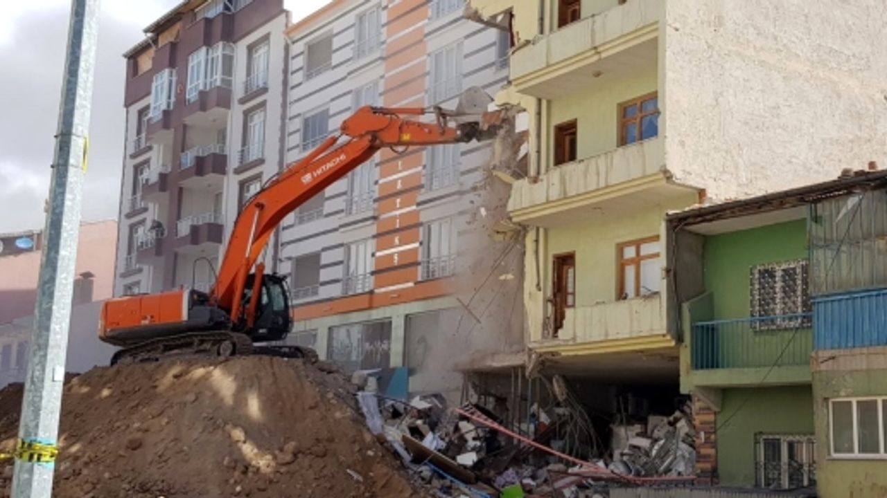 2 kişinin hayatını kaybettiği kazada kamyonun çarptığı bina yıkıldı 