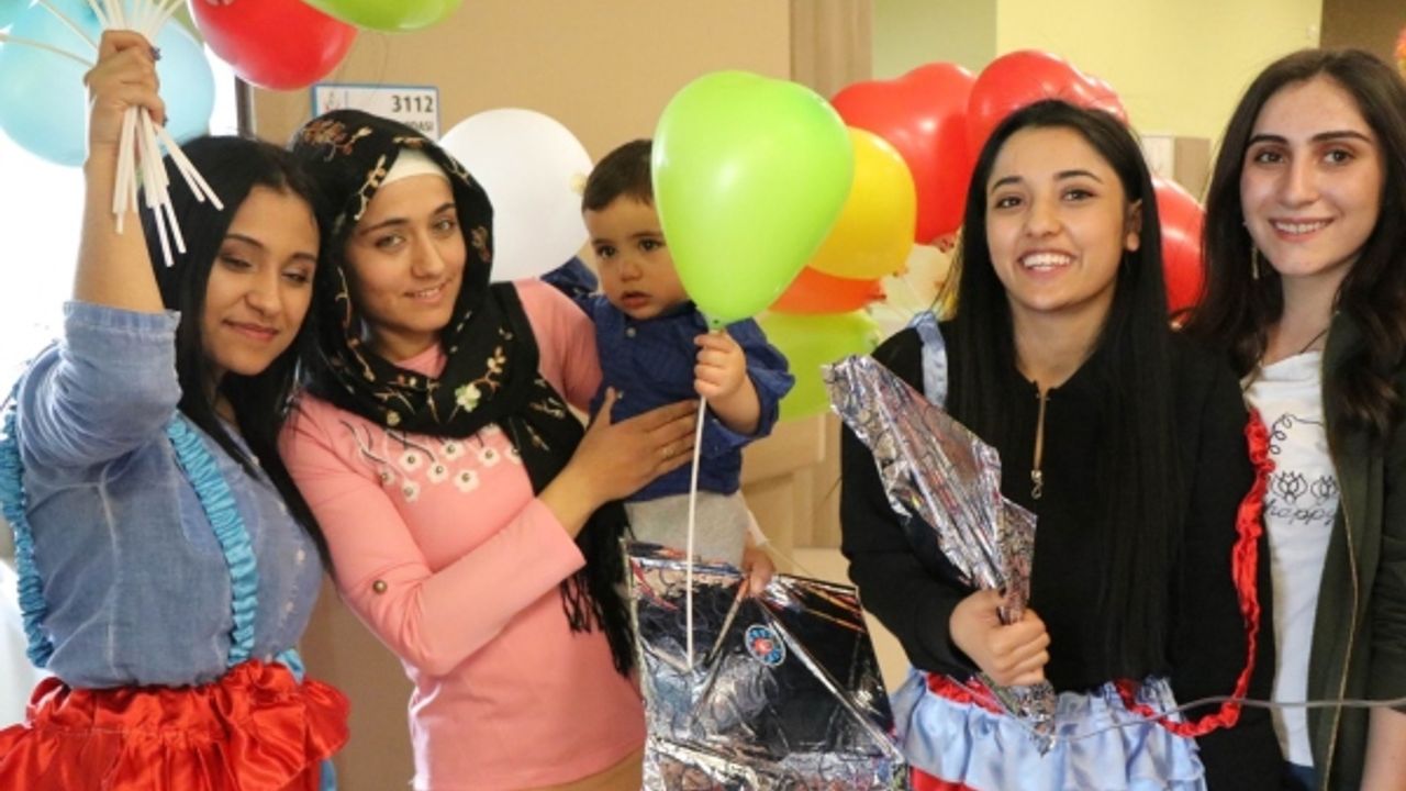 ‘Bir gülücük, bin mutluluk’ dediler, hasta çocukların yüzünü güldürdüler  