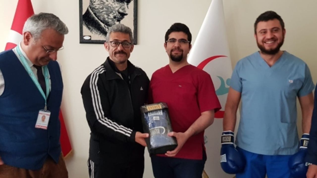 Doktorlara 14 Mart'ta Boks Eldiveni Hediye Ettiler  