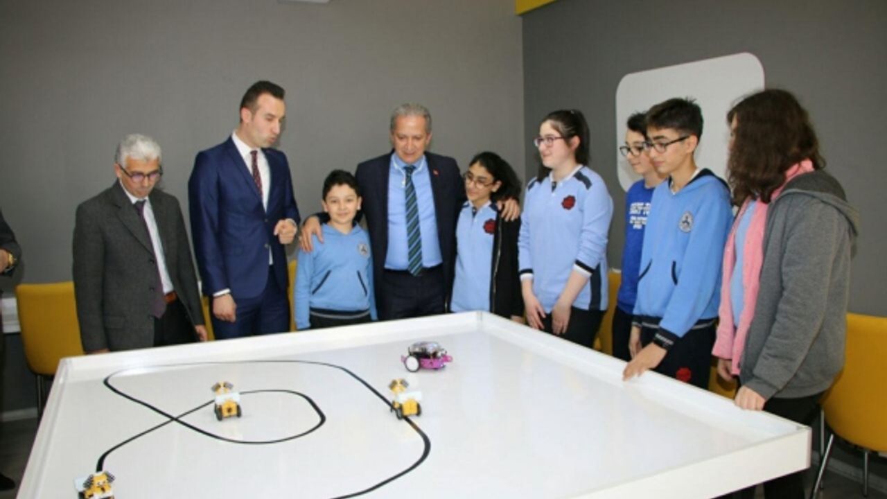 Kadir Has Ortaokulu Z-Kütüphane ve Robotik Kodlama Atölyesi açılışı yapıldı 