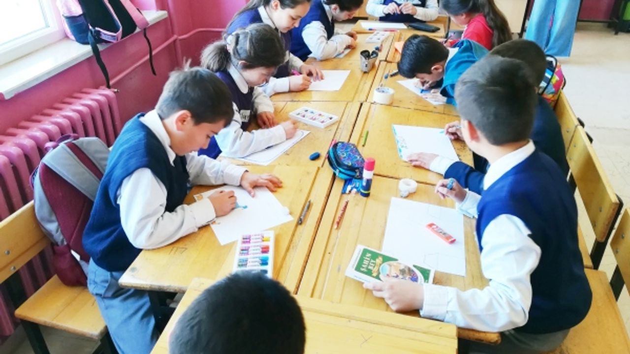 Kayserili çocukların çizimleri TAÇ perdelerinde hayat buluyor