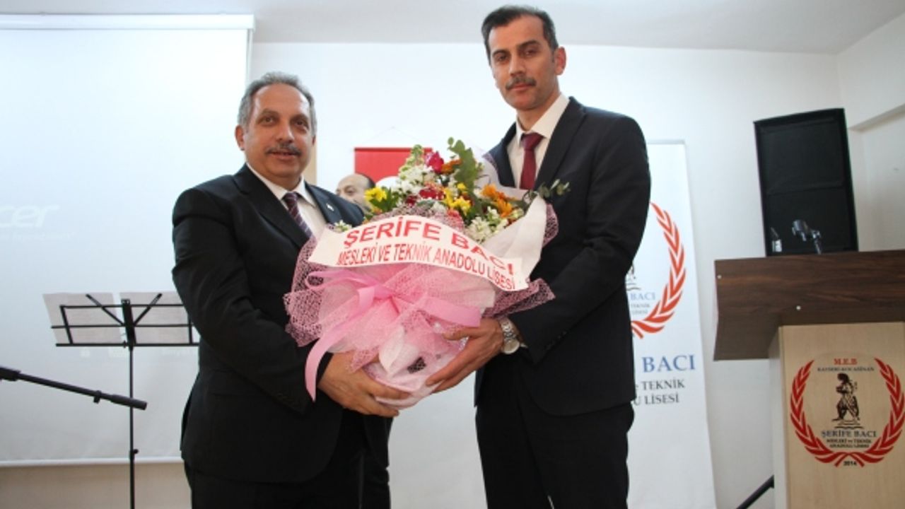 Liseli gençlerle bir araya gelen Mustafa Yalçın, tecrübelerini aktardı, tavsiyelerde bulundu.