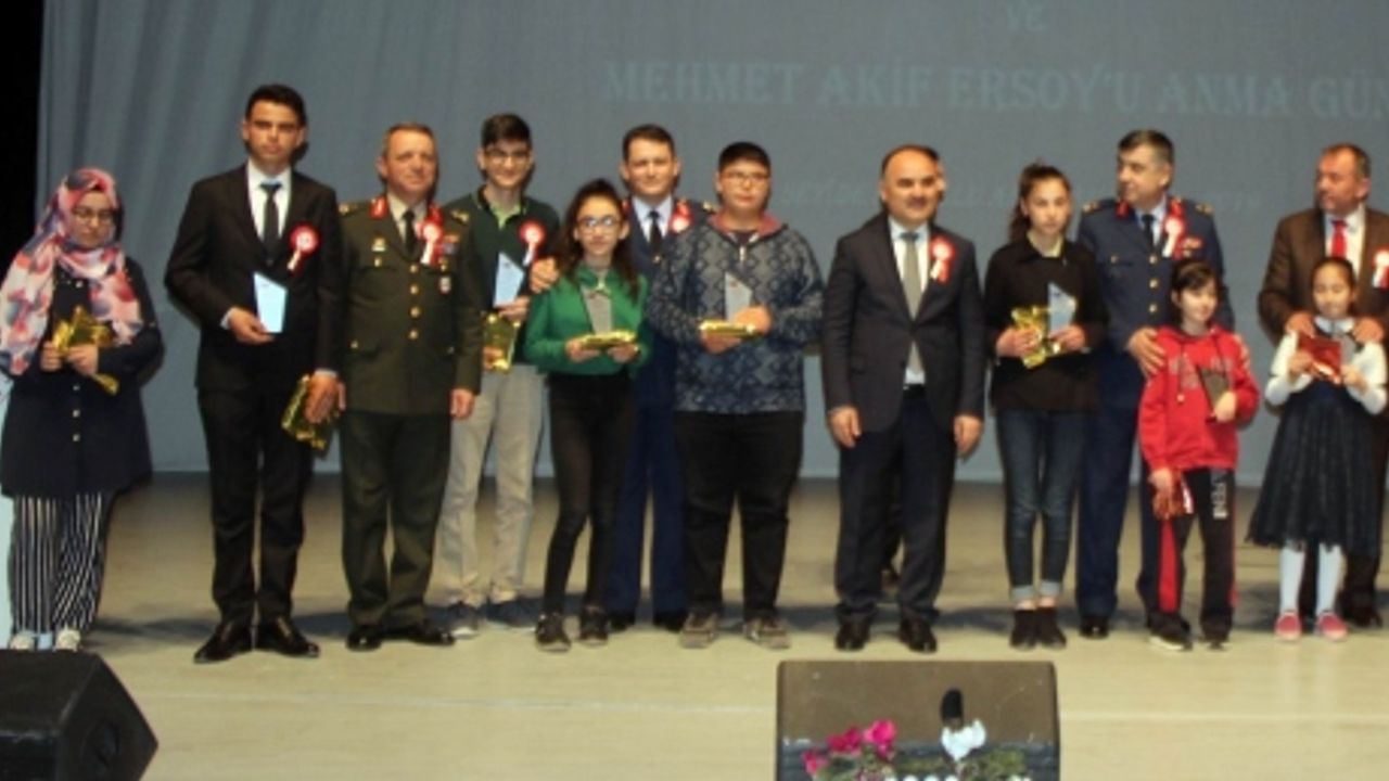 Mehmet Akif Ersoy İstiklal Marşı’nın kabulünün yıldönümünde anıldı  