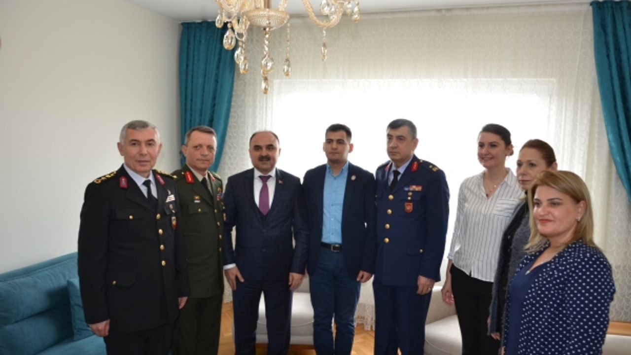 Vali Günaydın Terörle Mücadele Gazisine Rozetini Taktı 