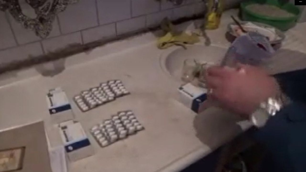 Yeşil reçete ile alınabilen uyuşturucu hapları mutfak dolaplarına saklamışlar 