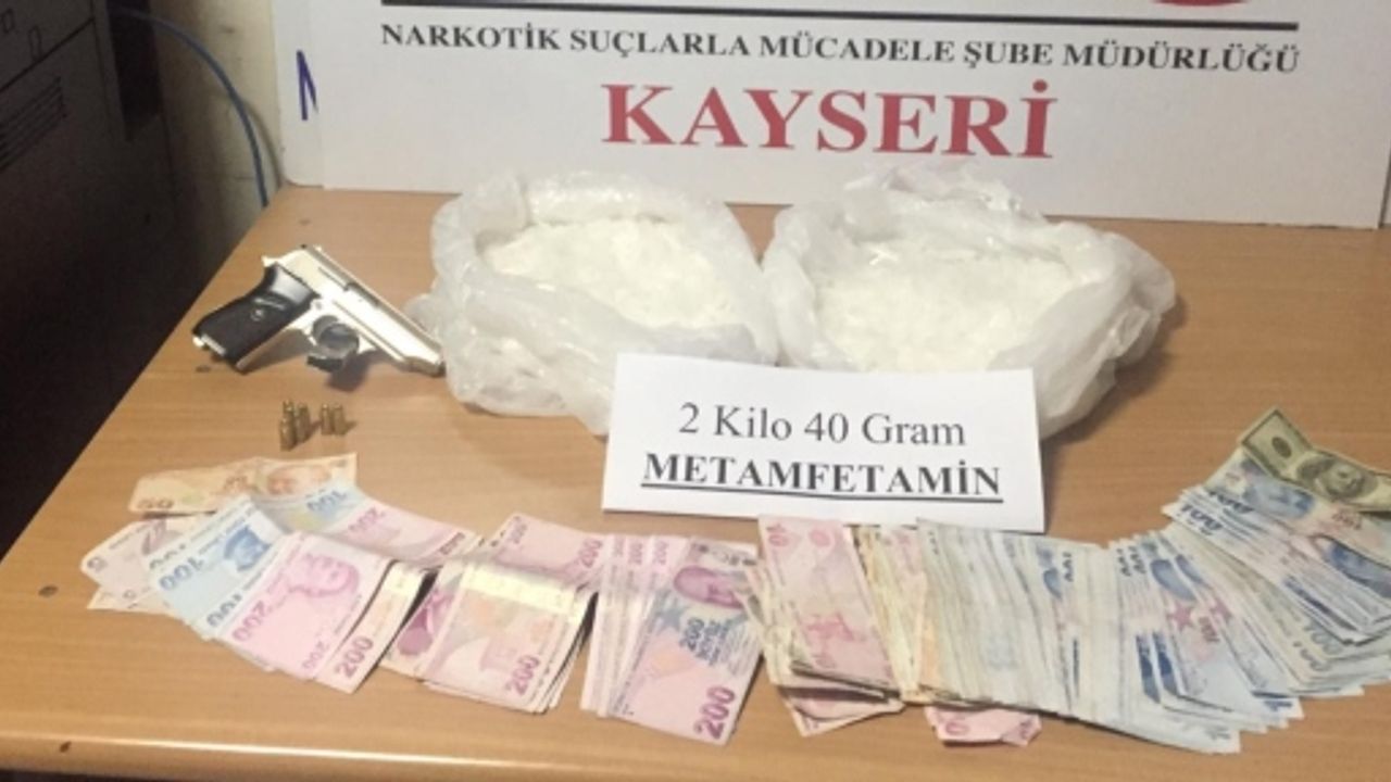 İranlılar 2 Kilo Zehir Ve Paralarla Yakalandı