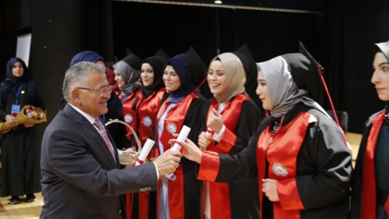Büyükkılıç, Kayseri Kız Anadolu İmam Hatip Lisesi’nin mezuniyet törenine katıldı 