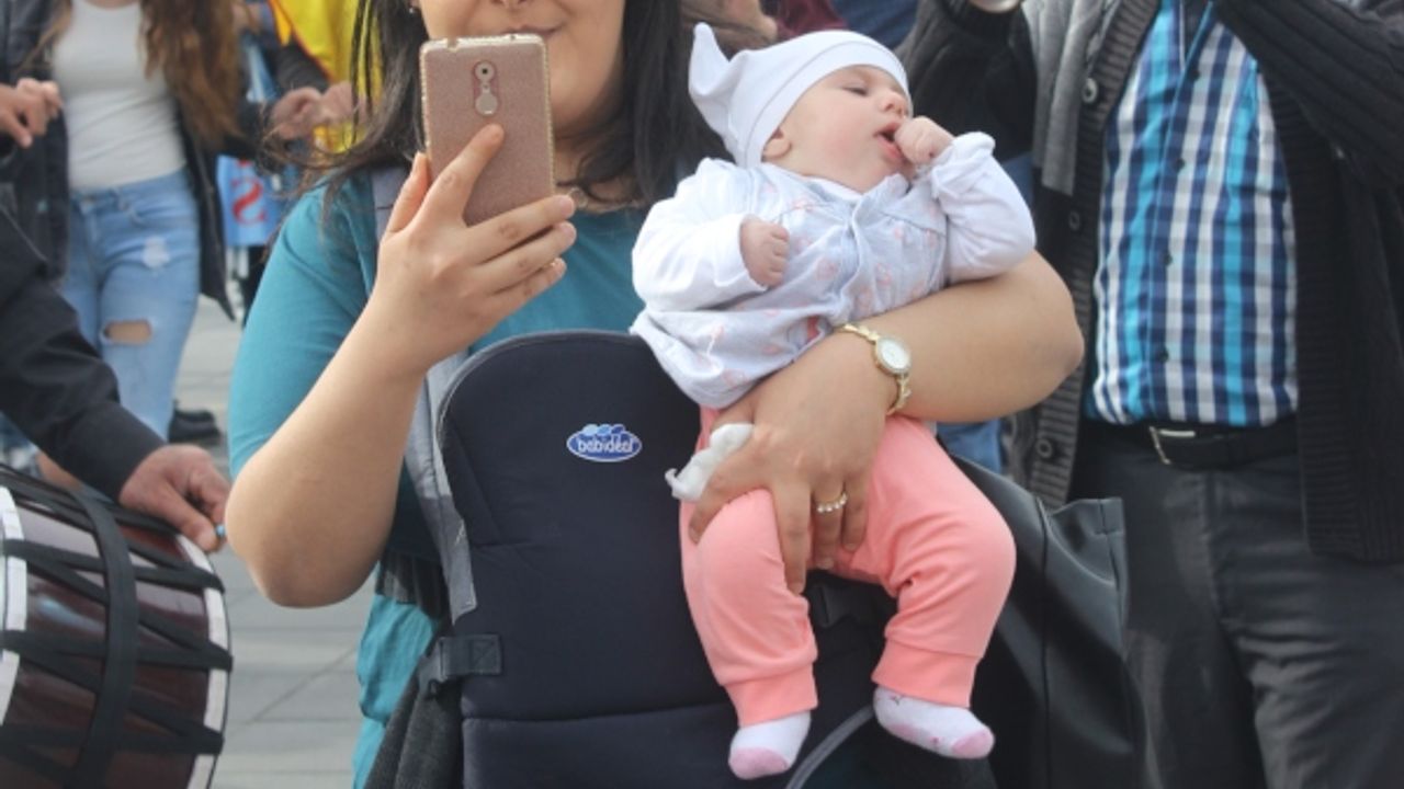 Daha 3 aylık ama o da İşçi Bayramı’nı kutladı