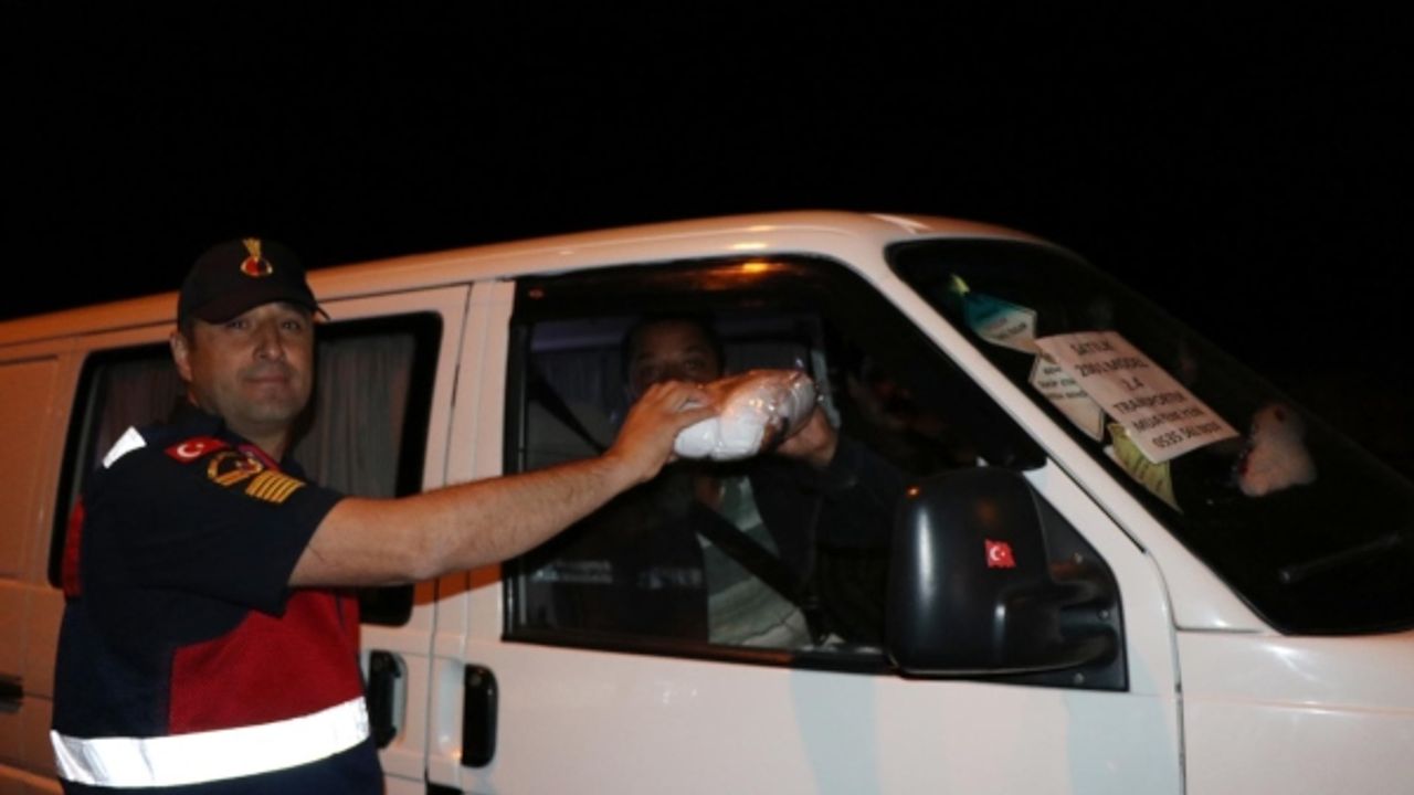 Jandarmanın sinevizyonlu yol uygulaması vatandaşın takdirini topladı 