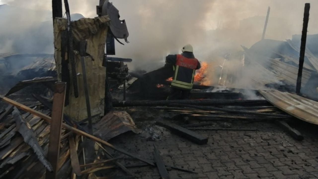 Kereste deposunda çıkan yangını itfaiye ekipleri söndürdü  