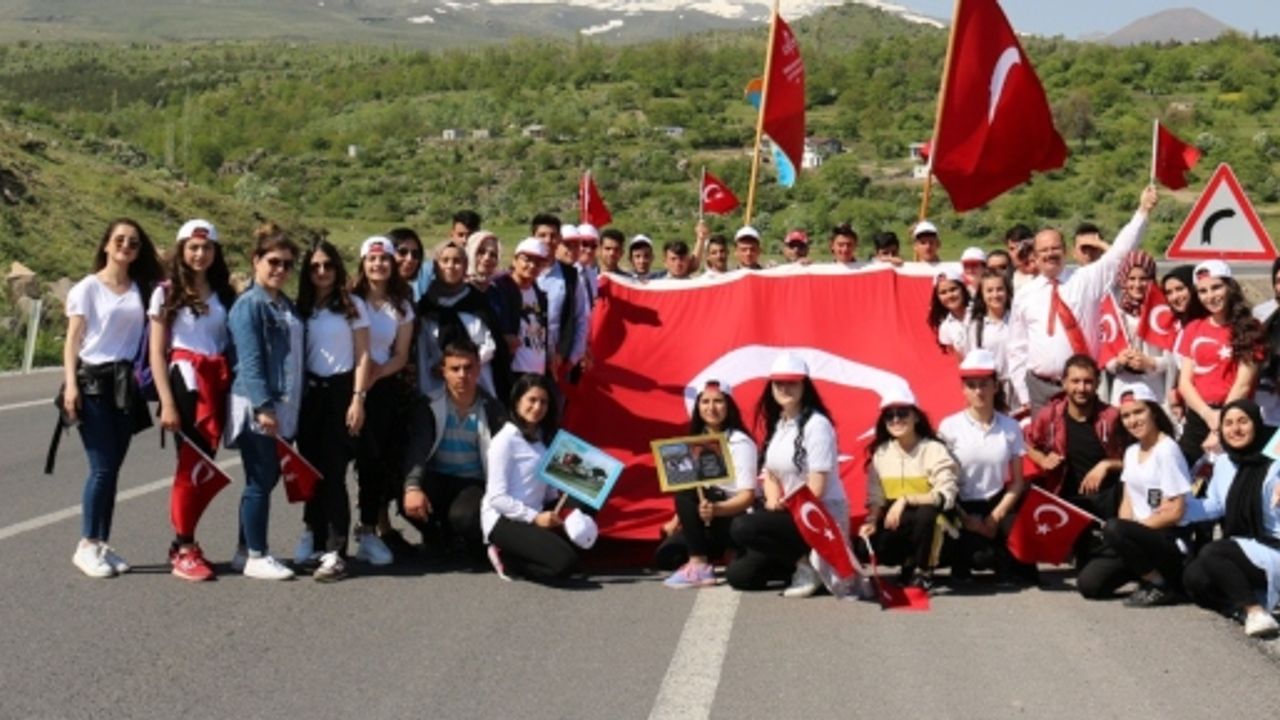 Liseli öğrencilerden ve öğretmenlerden '100. yılında 1000 adım' Gençlik Yürüyüşü 